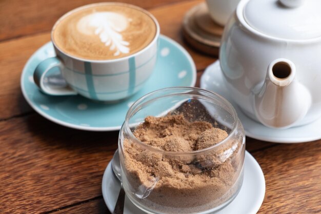 Foto vista de ângulo alto da xícara de café na mesa