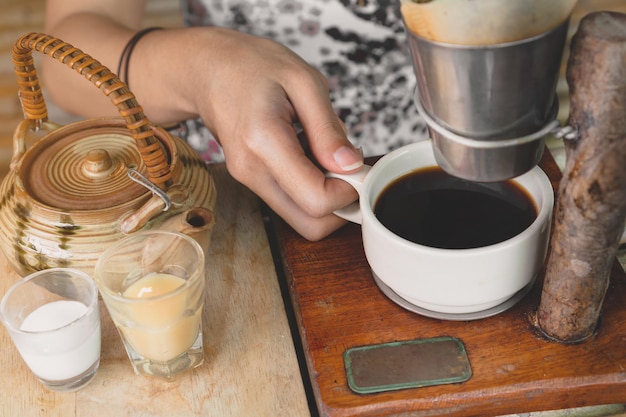 Foto vista de ângulo alto da xícara de café na mesa