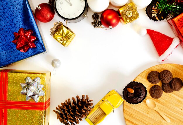 Foto vista de ângulo alto das decorações de natal na mesa