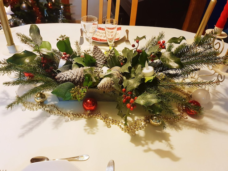 Foto vista de ângulo alto das decorações de natal na mesa