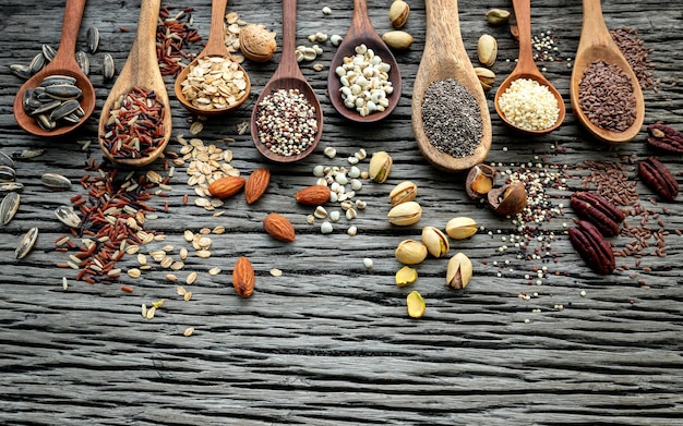 Foto vista de ângulo alto de alimentos secos em colheres de madeira na mesa