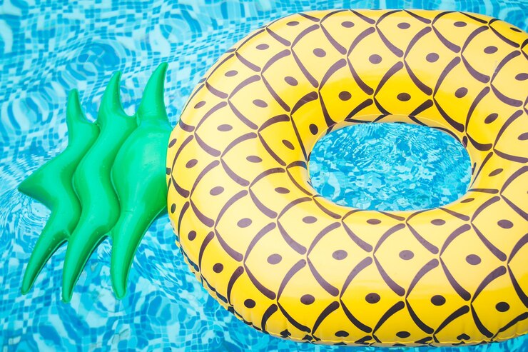 Foto vista de ângulo alto de ananás anel inflável flutuando na piscina