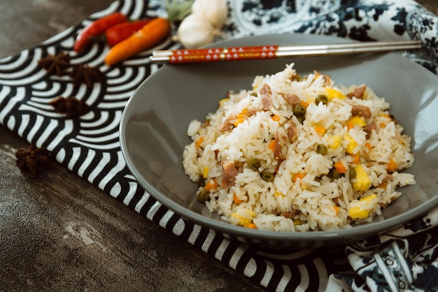 Foto vista de ângulo alto de arroz em uma tigela na mesa