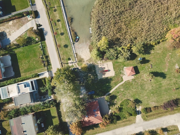 Foto vista de ângulo alto de árvores e edifícios na cidade