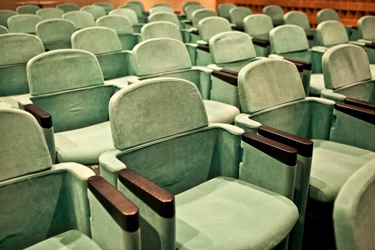 Foto vista de ângulo alto de assentos vazios no auditório do cinema