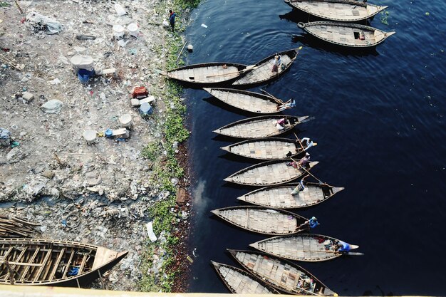 Foto vista de ângulo alto de barcos no rio