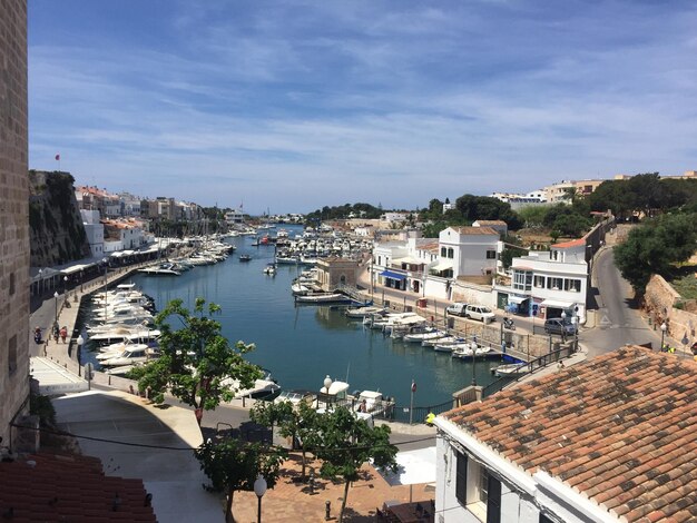 Vista de ângulo alto de barcos no rio