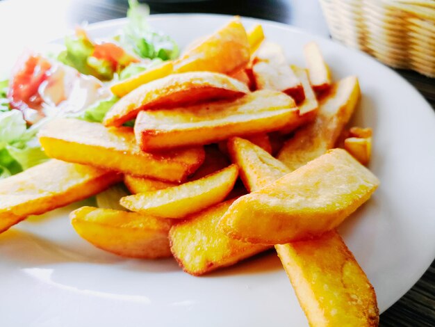 Foto vista de ângulo alto de batatas fritas em prato