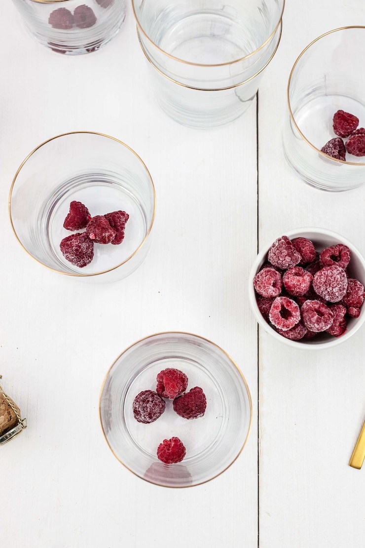 Foto vista de ângulo alto de bebidas e frutas na mesa