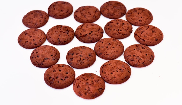 Foto vista de ângulo alto de biscoitos contra fundo branco