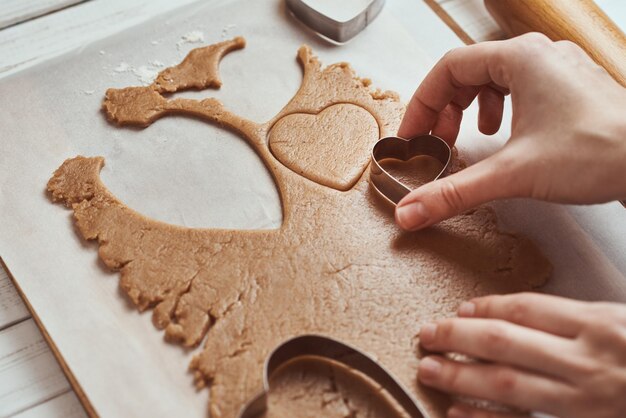 Foto vista de ângulo alto de biscoitos de mão na mesa