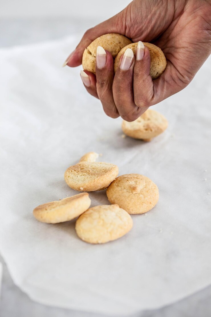 Foto vista de ângulo alto de biscoitos em mão