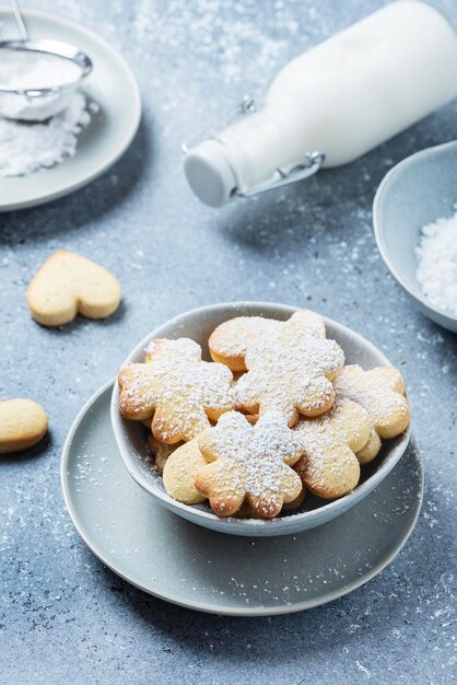 Foto vista de ângulo alto de biscoitos em prato na mesa