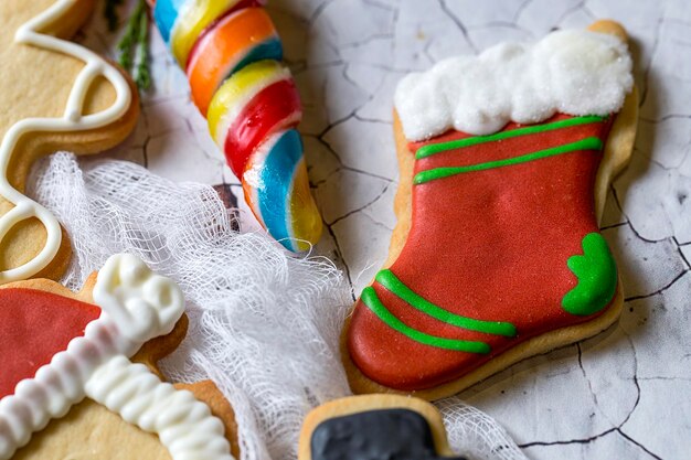 Foto vista de ângulo alto de biscoitos na mesa durante o natal