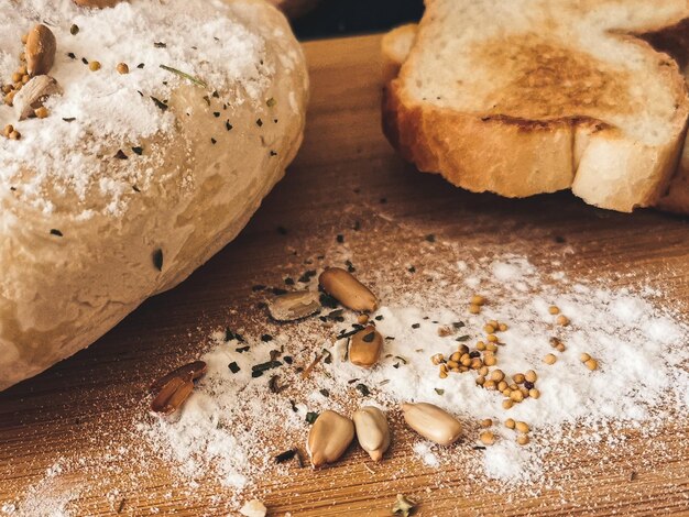 Foto vista de ângulo alto de biscoitos na mesa