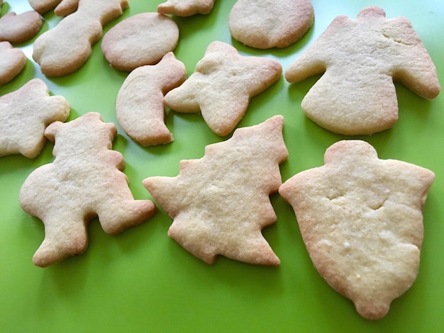 Foto vista de ângulo alto de biscoitos na mesa