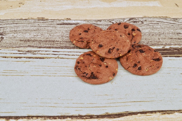 Foto vista de ângulo alto de biscoitos na mesa