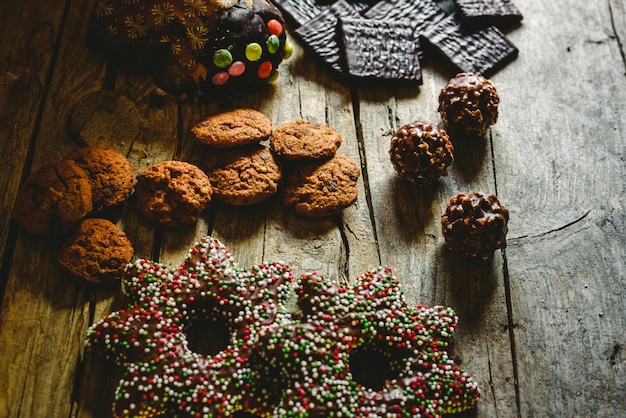 Foto vista de ângulo alto de biscoitos na mesa