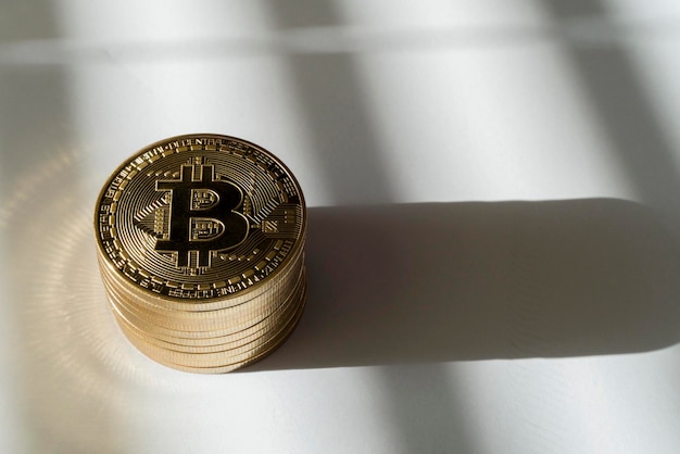 Vista de ângulo alto de bitcoins na mesa