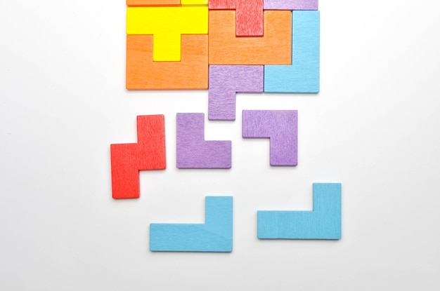 Vista de ângulo alto de blocos de brinquedo coloridos em fundo branco