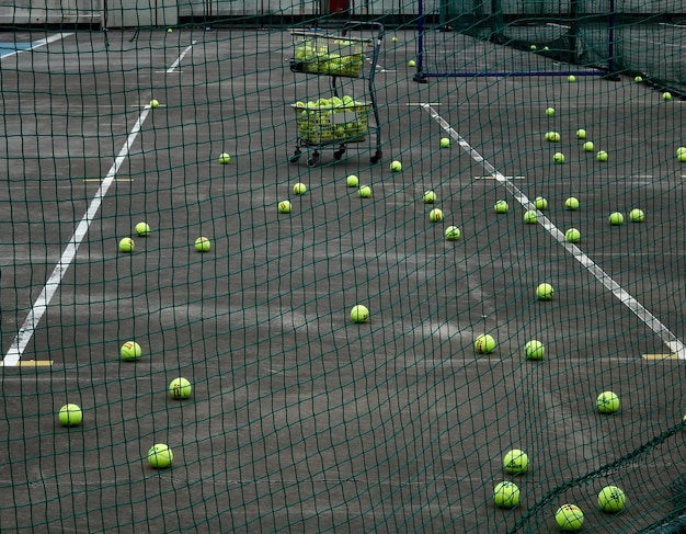 Foto vista de ângulo alto de bolas de tênis na quadra