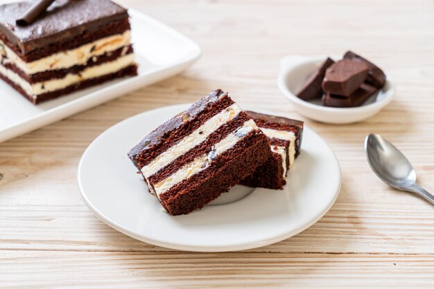 Vista de ângulo alto de bolo de chocolate em um prato na mesa