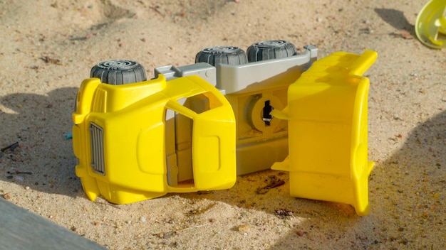 Vista de ângulo alto de brinquedo amarelo na praia