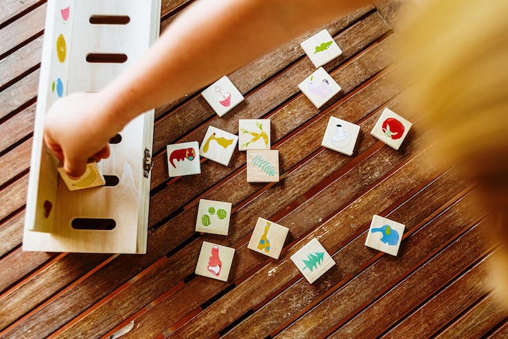 Foto vista de ângulo alto de brinquedo de pelúcia na mesa