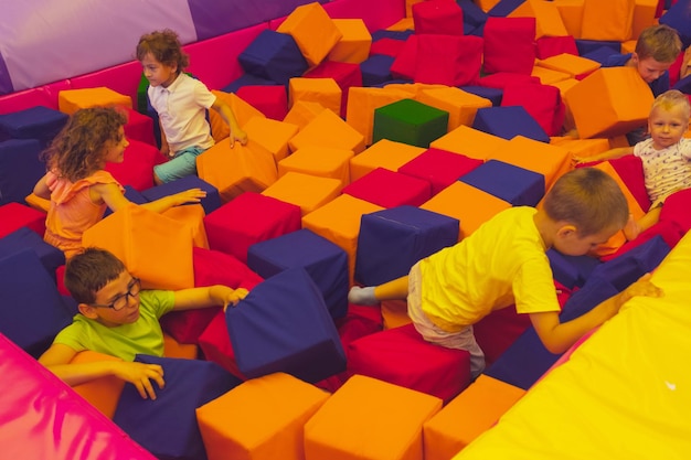 Vista de ângulo alto de brinquedos multicoloridos