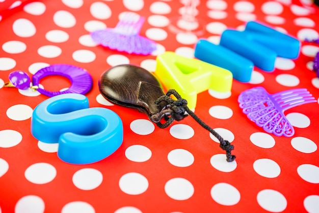 Foto vista de ângulo alto de brinquedos na mesa