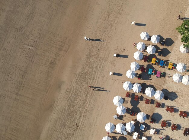 Foto vista de ângulo alto de cadeiras de terra na praia