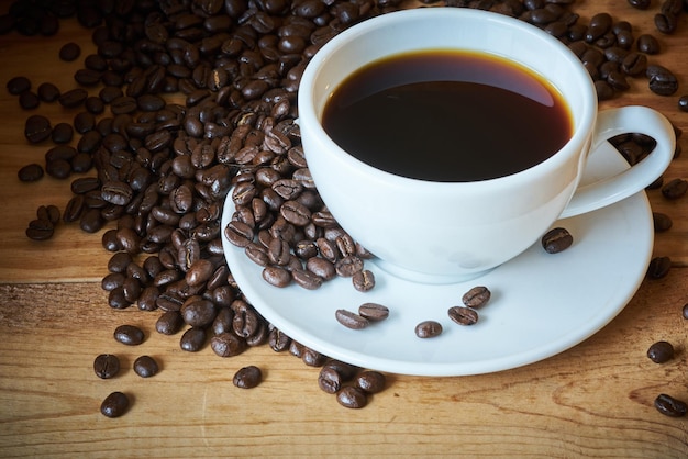 Vista de ângulo alto de café preto com grãos assados na mesa