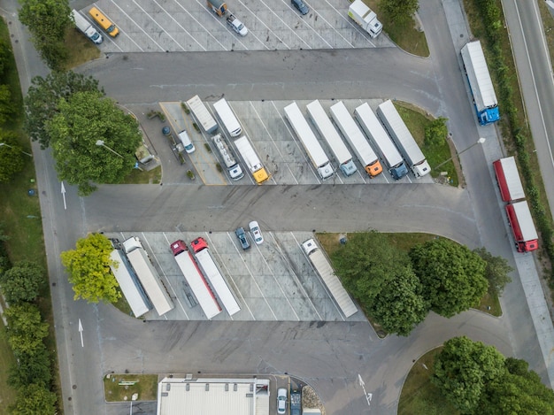 Foto vista de ângulo alto de caminhões estacionados no estacionamento da cidade