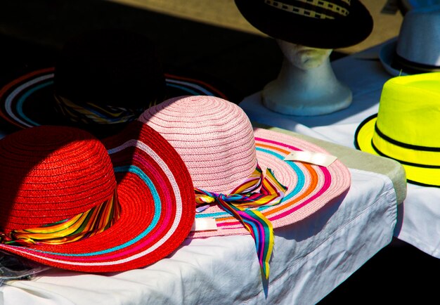 Foto vista de ângulo alto de chapéus na mesa na barraca do mercado