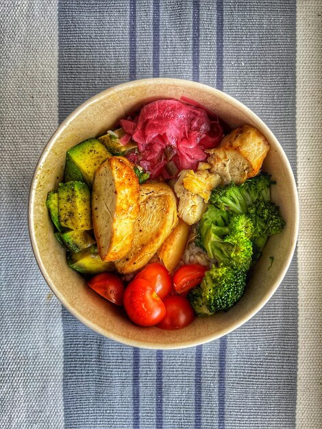 Foto vista de ângulo alto de comida em uma tigela na mesa