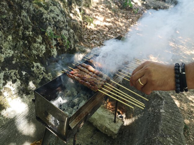 Foto vista de ângulo alto de comida na grelha de churrasco