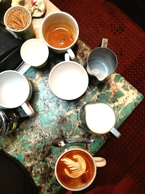 Foto vista de ângulo alto de copos de café na mesa