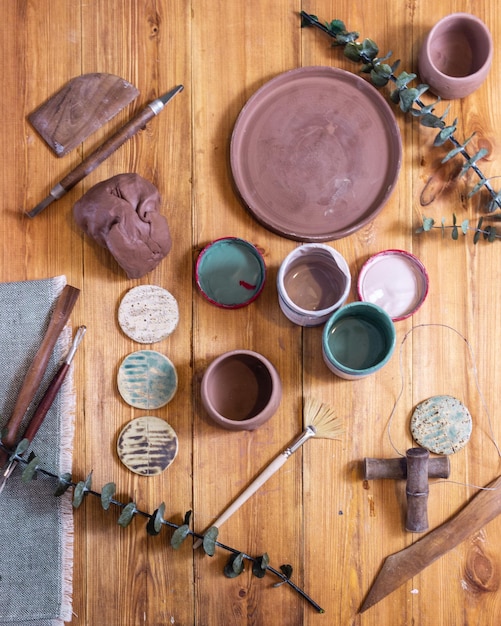 Foto vista de ângulo alto de copos de café na mesa