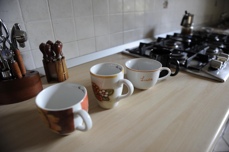 Foto vista de ângulo alto de copos de café na mesa