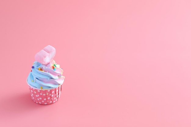 Vista de ângulo alto de cupcakes contra fundo rosa