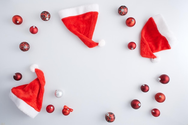 Vista de ângulo alto de decorações de Natal em fundo branco