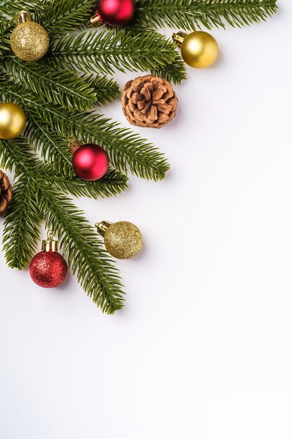 Vista de ângulo alto de decorações de Natal na árvore
