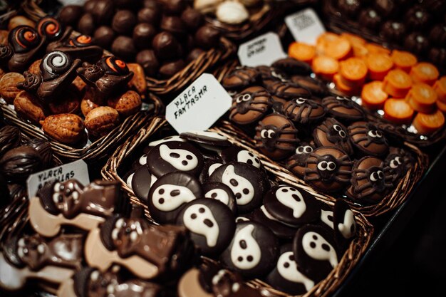 Vista de ângulo alto de doces em recipiente