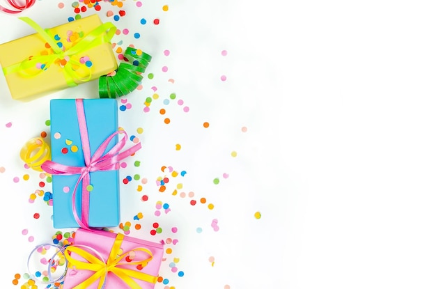 Vista de ângulo alto de doces multicoloridos contra fundo branco