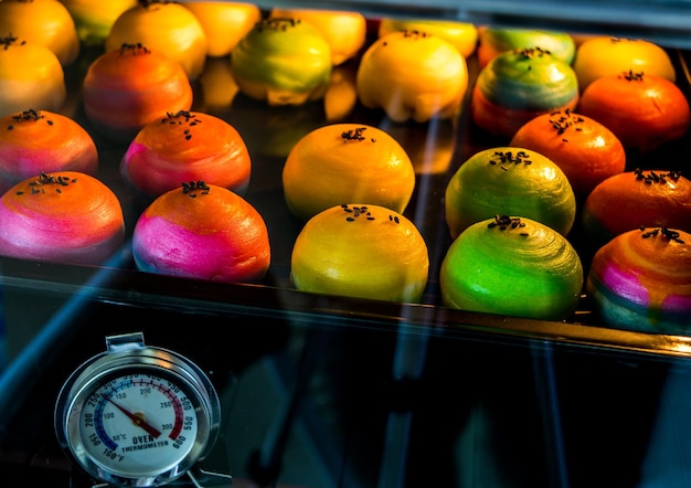 Foto vista de ângulo alto de doces multicoloridos em recipiente