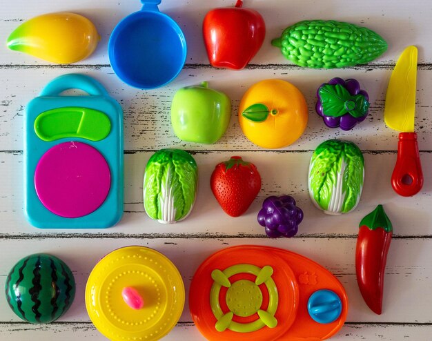 Foto vista de ângulo alto de doces multicoloridos na mesa