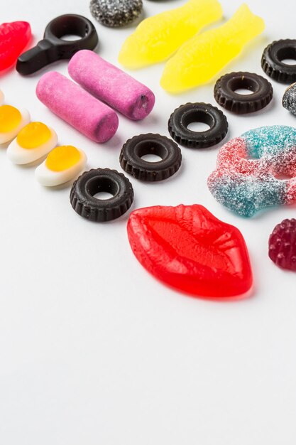 Foto vista de ângulo alto de doces multicoloridos na mesa