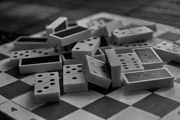Foto vista de ângulo alto de dominós na mesa