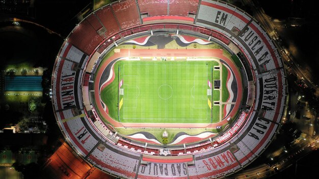 Foto vista de ângulo alto de edifício iluminado