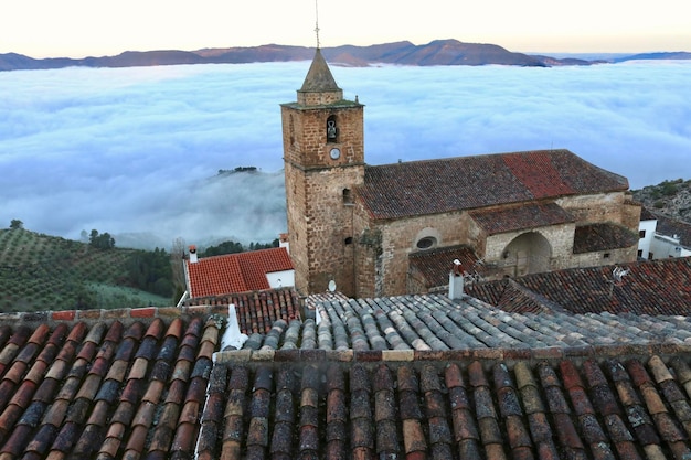 Vista de ângulo alto de edifícios antigos contra o céu